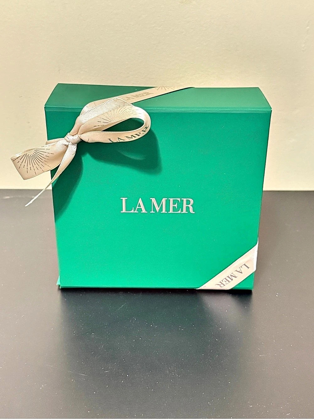 La Mer Gift Box with Ribbon